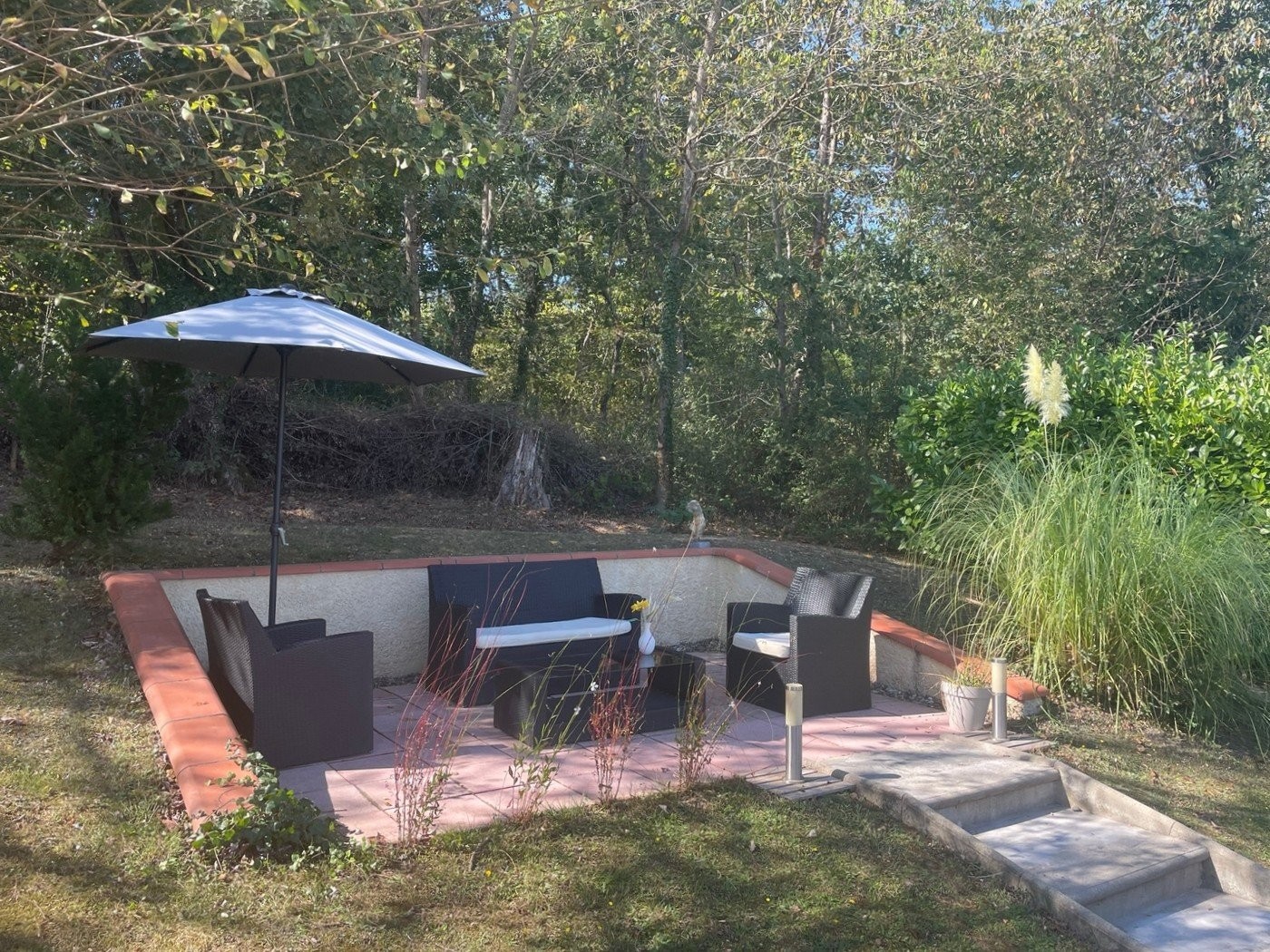 Chateau cazaleres villa campagne 99 tuin met loungeset