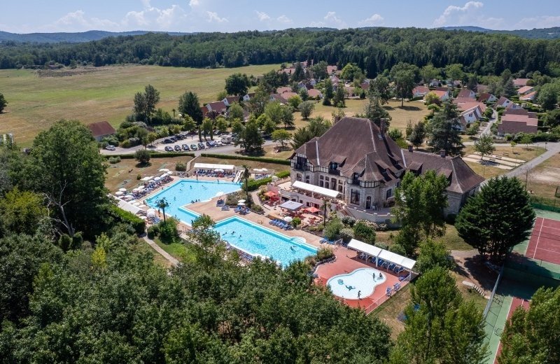 Vakantiepark chateau cazaleres zwembad tennisbanen