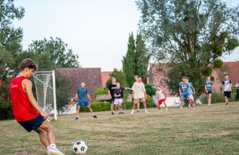 Vakantiepark met voetbalveld zuid frankrijk